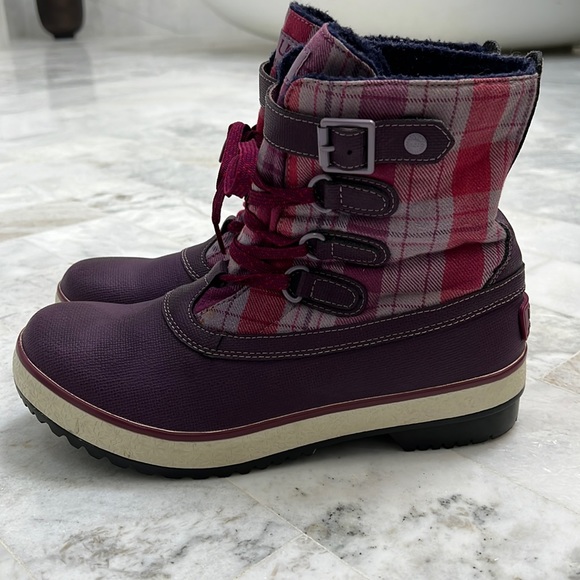 UGG Shoes - Ugg women waterproof shoes, in great condition, size 9.